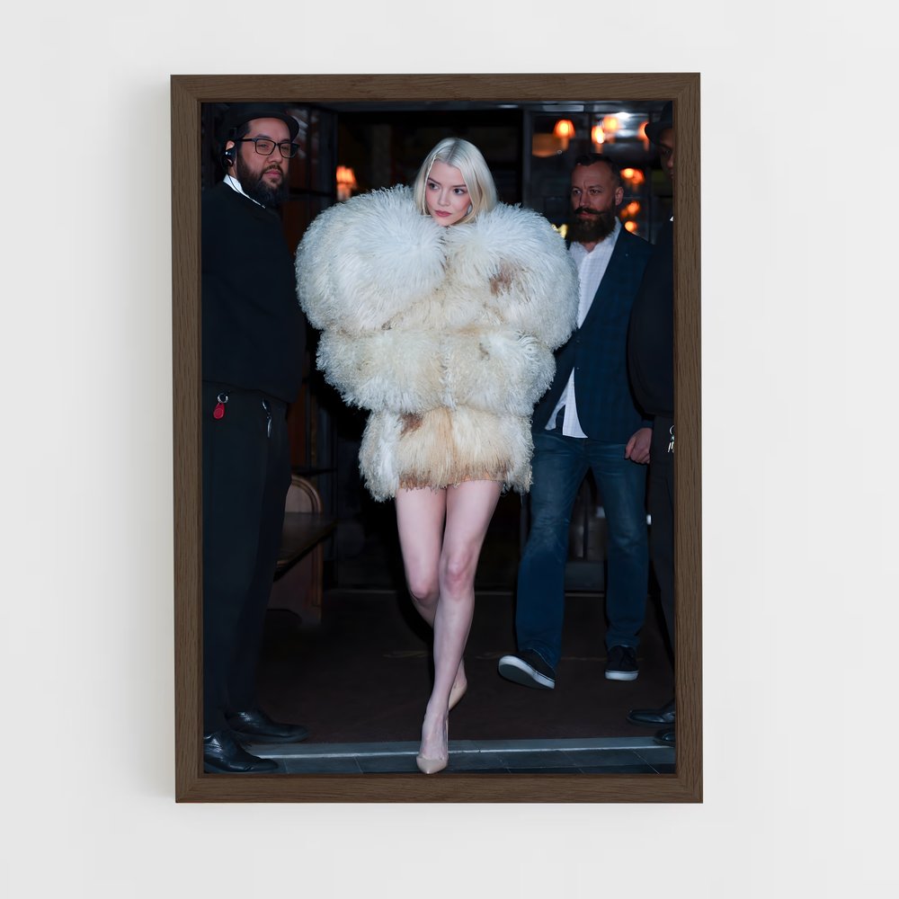 ap-anya taylor-joy-1 cadre Bois foncé