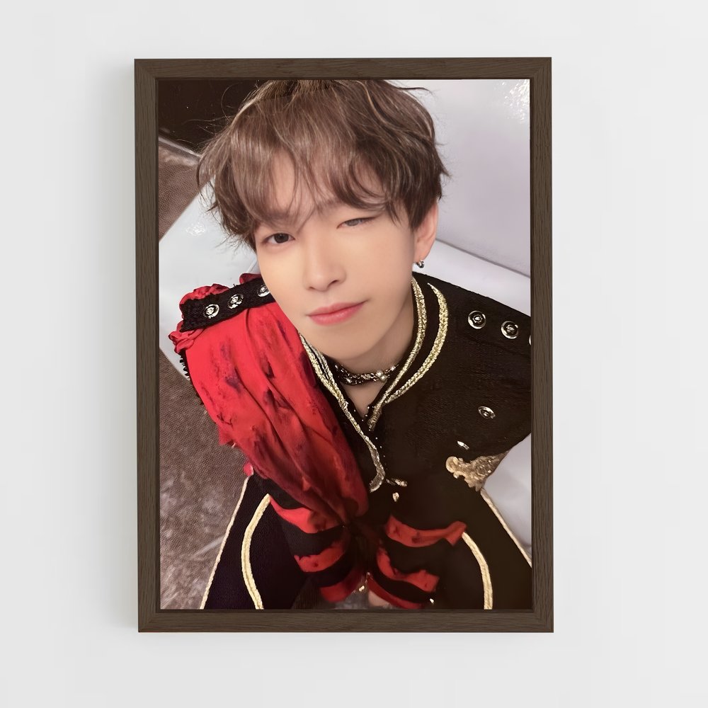 ap-hongjoong-4 cadre Bois foncé