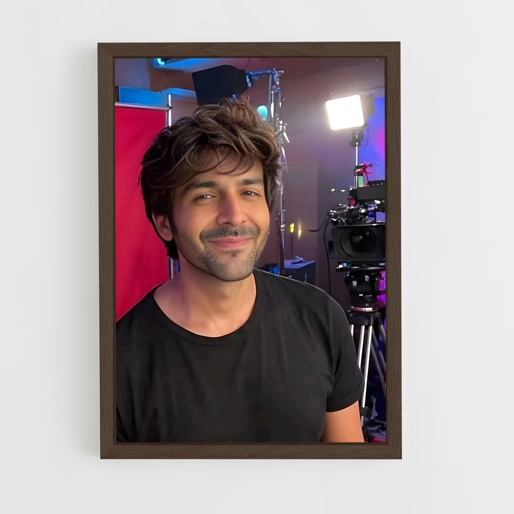 ap-kartik aaryan-1 cadre Bois foncé