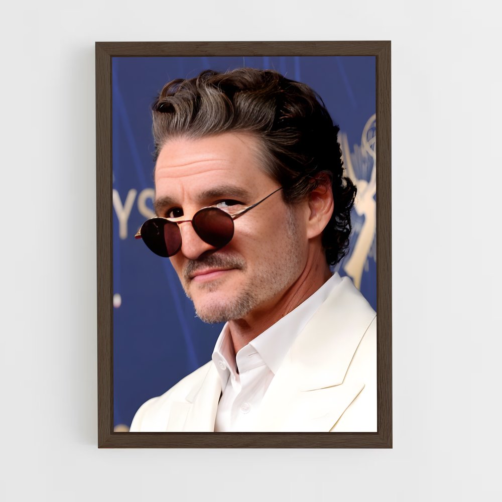 ap-pedro pascal-4 cadre Bois foncé